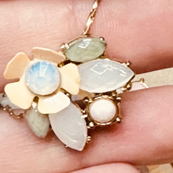 Gold Tone w/Foral Crystal Designed Beaded Necklace - Picture 9 of 11